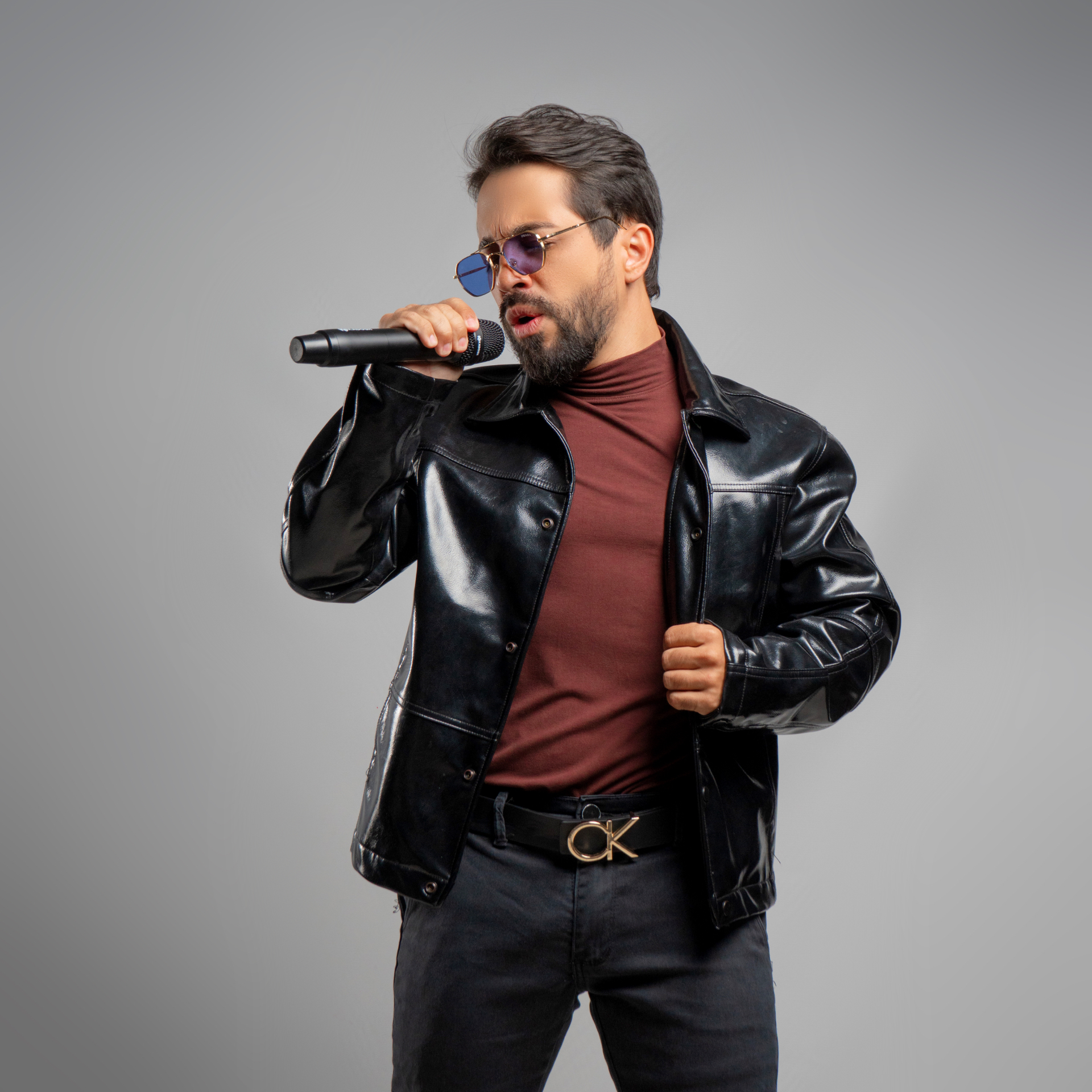 Brener Coelho cantando com microfone no palco